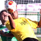 Rueda se adelanta a Diego y despeja un balón colgado sobre el área virginiana.