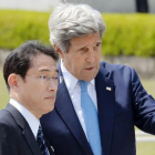 El secretario de Estado de EEUU, John Kerry (derecha), junto a su homólogo japonés, Fumio Kishida, en el homenaje a las víctimas de Hiroshima, este lunes.
