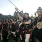 Un grupo de astures en actitud amenazante mostrando sus armas en una pasada edición de las fiestas