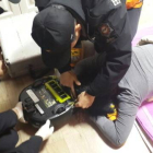 Personal de emergencias intenta liberar a la mujer del robot aspirador, el pasado 3 de enero en Corea del Sur.