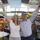 Feijóo con la presidenta de los populares en Extremadura, María Guardiola, ayer. JERO MORALES