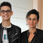 Marcos Martín con una profesora del instituto. L. DE LA MATA