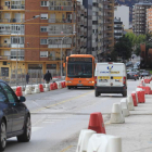 El tráfico sortea los baches en la avenida de Astorga, en una imagen de ayer.