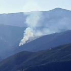 El incendio se inició a media tarde en varios puntos de esta ladera, entre Cabarcos y Cabeza de Campo. M. F.
