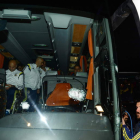 El autocar del equipo turco del Fenerbahçe con los impactos de bala en la zona del conductor.
