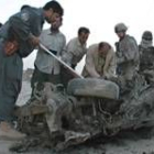 Agentes inspeccionan los restos de un coche bomba en Kabul