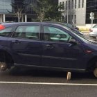 Imagen de uno de los vehículos al que le robaron las ruedas en la zona del Hospital. DL