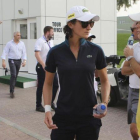 La golfista francesa Anne-Lise Caudal (centro) comenta con otras jugadoras la tagedia vivida en Dubái por la muerte de su cadi.