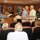 Otero (de pie a la izquierda) pide calma en el pleno ante Rey en el momento de dejar la sala.