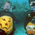Dos hermanas depositan sus calabazas en el Museo Marino Nacional de Cayo Largo, Florida. BOB CARE