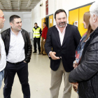 Felipe Llamazares, a la izquierda, conversa con los empresarios de Georgia que llegaron a León para emprender relaciones con algunas firmas leonesas.