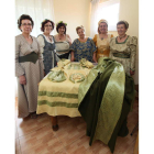 Las seis costureras posan orgullosas junto al vestido (en la mesa) que lucirá Carrasco.