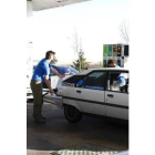 Uno de los conductores que repostaban ayer en la provincia