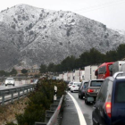 Las nevadas han provocado cortes de tráfico en varias carreteras de Alicante. En la foto, una cola de coches atrapados en la autovía A-31.