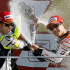 El piloto español de Moto GP Daniel Pedrosa (d) celebra en el podio su triunfo junto a Valentino Ros