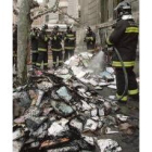 Un bombero apagó numerosos expedientes rescatados del edificio
