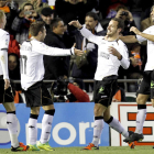 Soldado celebra su segundo gol junto a sus compañeros.