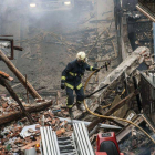 Un incendio en el casco viejo de Bermeo declarado esta madrugada ha obligado a desalojar a varias decenas de vecinos y ha provocado el derrumbe de dos edificios.