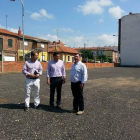 Responsable municipal del área de Urbanismo y el alcalde de Villaquilambre en el nuevo párking.