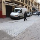 El nuevo adoquinado de la calle Varillas está completado.