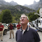 La expectación a las faldas de la montaña es máxima ante el avance del fuego y la impotencia por no poder acceder a la zona.