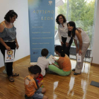 Madres juegan con sus hijos en Autismo León junto a la presidenta, Ana López, segunda por la derecha.
