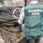 Un agente de la Guardia Civil revissa el material incautado. SUBDELEGACIÓN DEL GOIBIERNO