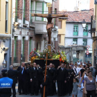 La procesión, ayer, a su paso por la calle Santa Cruz, ya de vuelta a la parroquia.