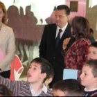 María Teresa González y Mario Amilivia, junto a los niños del taller de alimentos