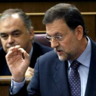 Rajoy, durante su intervención en el Congreso, junto a González Pons.
