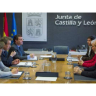 Un momento de la reunión mantenida ayer en Valladolid entre el consejero de Presidencia y representantes de Mansurle.