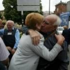 El argentino adoptivo, David Valbuena, abraza a un familiar