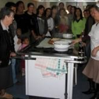 Algunos hombres también participan en el curso de cocina