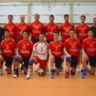 Los jugadores de la selección española de voleibol posan en una foto de grupo