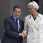 La directora gerente del Fondo Monetario Internacional (FMI), Christine Lagarde (d), abandona el Palacio del Elíseo, tras reunirse con el presidente francés, Nicolás Sarkozy.