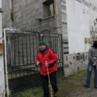 Los vecinos observan sorprendidos la vivienda en la que se produjo el fuego, que resultó poco dañada