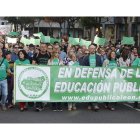 Al grito de «la educación, no se vende, se defiende», la manifestación salió de Botines para dirigirse a la Subdelegación del Gobierno. RAMIRO