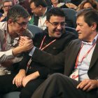 Eduardo Madina y Javier Fernández se estrechan la mano en presencia de Mario Jiménezo. C. MOYA