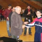 Eduardo Fernández, capitán del Colegio Leonés, recoge el trofeo