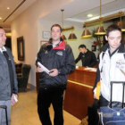Los jugadores Igor Kos y Mirko Alilovic sentados esperando para cenar en el hotel Amura Alcobendas