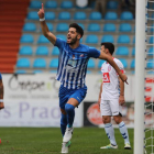 Fernando Román se unió a la lista de defensas que ya han marcado en esta campaña anotando de cabeza el primer gol del encuentro. L. DE LA MATA