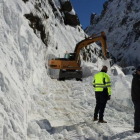 Momento en el que las máquinas limpian el acceso a Llanaves