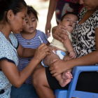 La enfermera Mercedes Parada pone una vacuna a Ciro, de 7 meses, durante una visita en 2022 en Litoral (Bolivia). RADOSLAW CZAJKOWSKITO