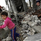 Un niño palestino camina entre los escombros de una vivienda destruida en el barrio de Shejaeiya, en Gaza, el 23 de febrero.