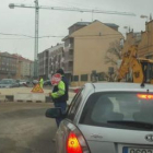 Un operario controla las obras de mantenimiento de la León-Collanzo, a la altura de la rotonda de Na
