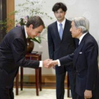 Zapatero saluda al emperador Akihito, quien le recibió ayer en Tokio.