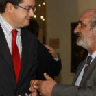 El secretario autonómico del PSOE, Óscar López, dialoga con el presidente de la Caja, Santos Llamas.