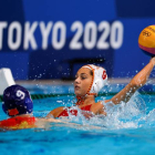 La española Judith Forca controla la pelota en el partido de cuartos de final femeninos de waterpolo entre España y China durante los Juegos Olímpicos 2020, este martes en el Centro de Waterpolo de Tatsumi en Tokio (Japón). EFE/ Fernando Bizerra