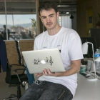 Uno de los fundadores de la plataforma y su actual diseñador gráfico, Raul Martínez, en las oficinas de la empresa.