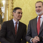 El presidente del Gobierno, Pedro Sánchez, junto al Rey, ayer en un acto del Instituto Cervantes. MARISCAL